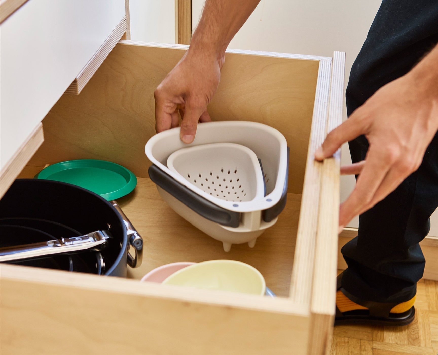 [lifestyle] [half-width] Droplet Large White Colander with Folding Handle