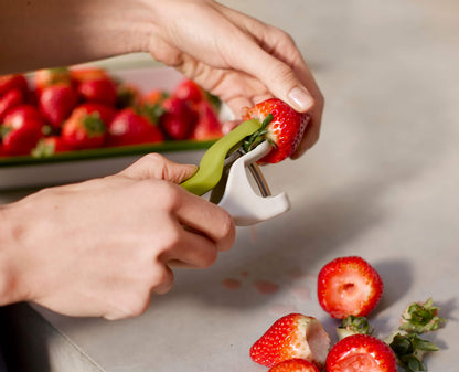 [hidden] [lifestyle] Tweezy™ 2-in-1 Pitter & Huller Tool