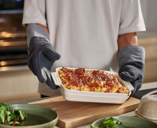 [hidden] [lifestyle] Pinch™ Easy-grip Set of 2 Oven Gloves - 20230 - Image 2