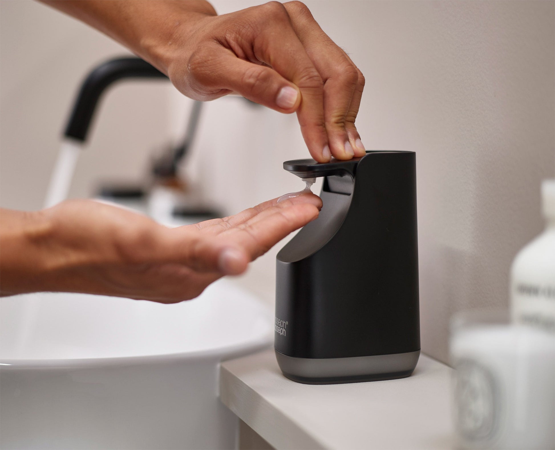 [half-width] Matt Black Bathroom Set