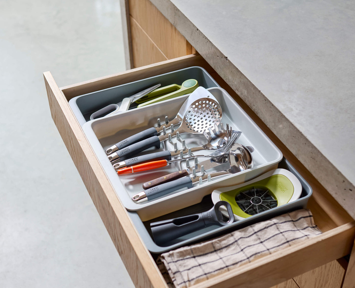 [hidden] [lifestyle] DrawerStore™ Expanding Utensil & Gadget Organiser