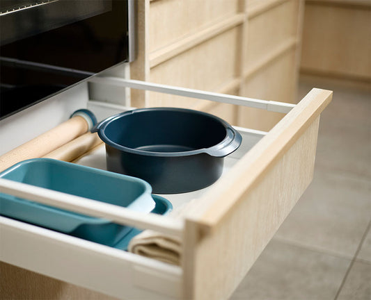 [hidden] [lifestyle] Nest™ Bake Non-Stick 23cm Blue Round Cake Tin - 45069 - Image 2