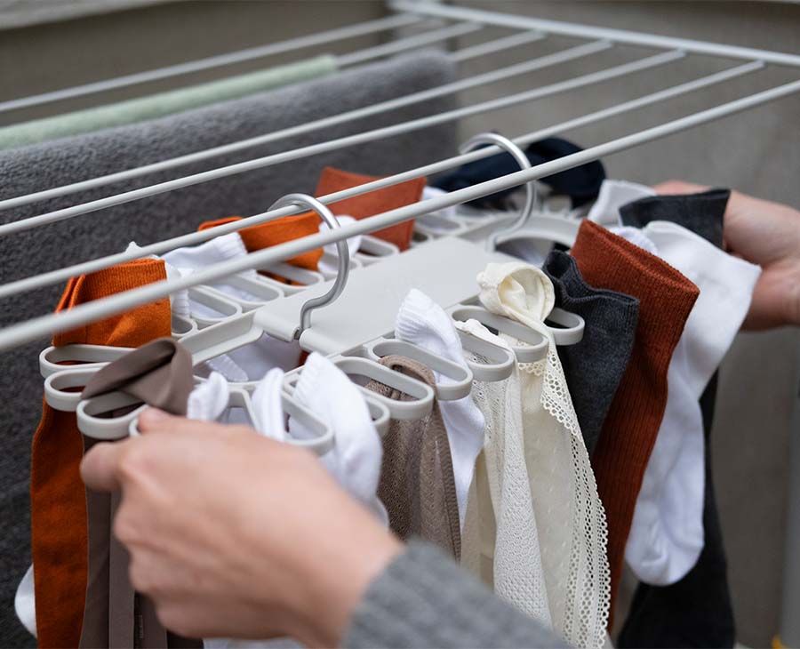 [hidden] [lifestyle] Petal™ 32-piece Quick-grip Ecru Drying Hanger - 50052 - Image 2